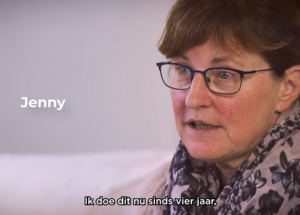 Een portret van Jenny, een gespecialiseerde IBD-verpleegkundige, die haar ervaringen deelt over het gebruik van de FYWY-app om inflammatoire darmziekten zoals colitis ulcerosa en de ziekte van Crohn te beheren. Jenny benadrukt hoe de app patiënten ondersteunt met gepersonaliseerde herinneringen, een intuïtieve IBD Disk voor het bijhouden van symptomen, en toegang biedt tot hulpmiddelen zoals de toiletfinder. Deze innovatieve technologie vermindert de mentale belasting en verbetert de dagelijkse zorg voor me