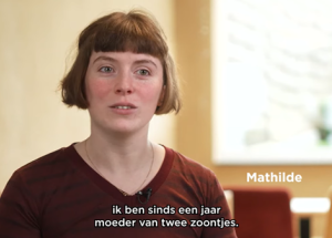 Mathilde, een IBD-patiënte, deelt haar ervaringen met de For You, With You (FYWY) app, die helpt bij het beheren van symptomen van chronische darmziekten zoals colitis ulcerosa en de ziekte van Crohn. De afbeelding toont Mathilde in gesprek terwijl ze haar persoonlijke inzichten bespreekt over het verbeteren van haar dagelijks leven met behulp van de FYWY-app, specifiek gericht op inflammatoire darmziekten (IBD).